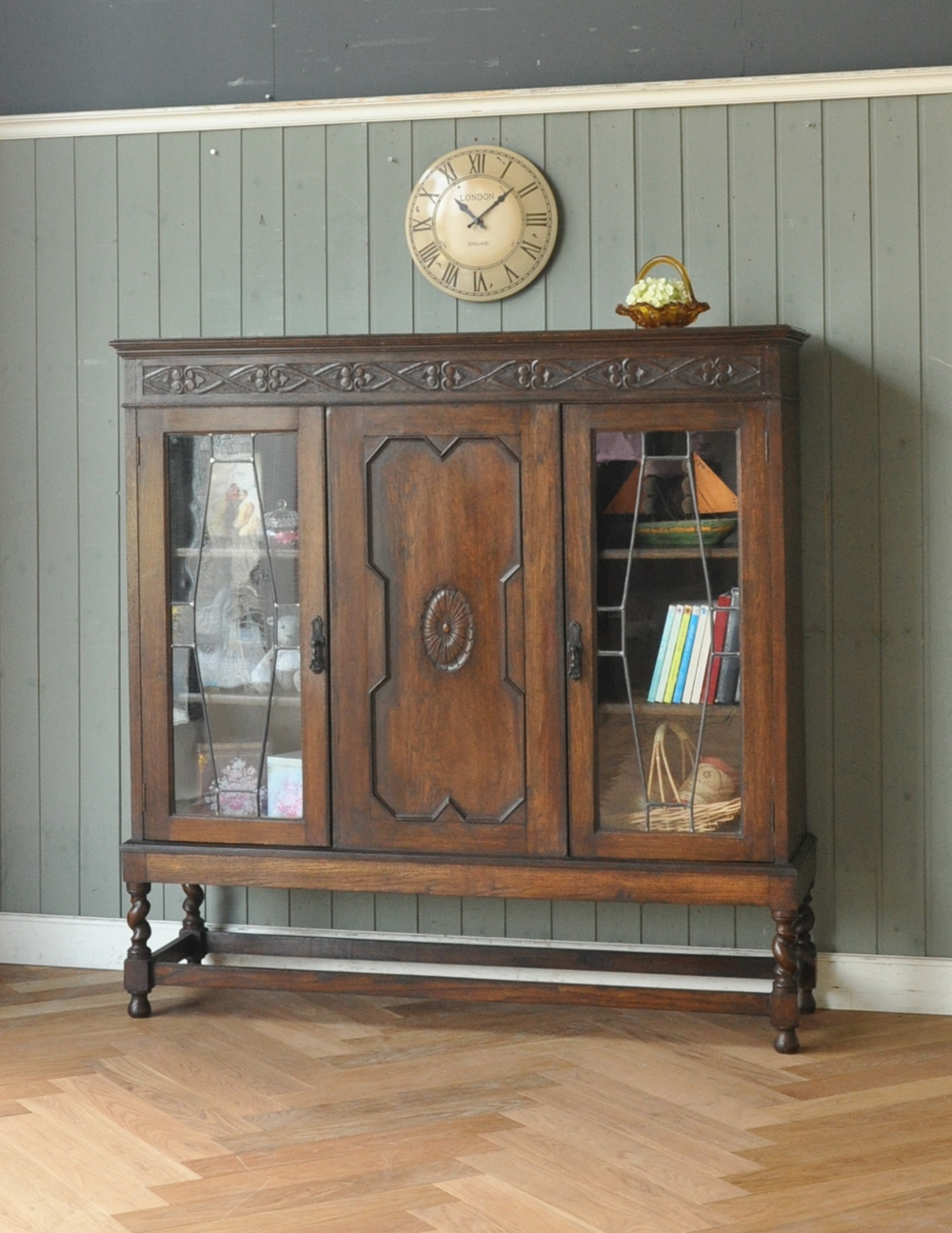 英国デザインの重厚感あるアンティーク家具、大容量のブックケース（本棚） (j-1329-f)
