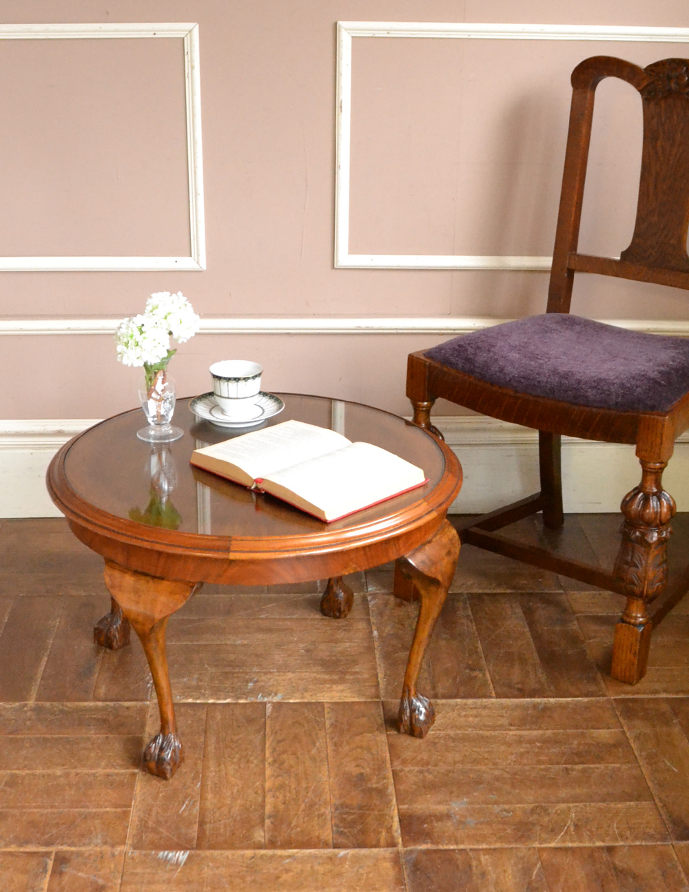 実用的に使えるアンティーク家具、ウォルナット材を使ったコーヒーテーブル（ガラス天板） (j-1625-f)