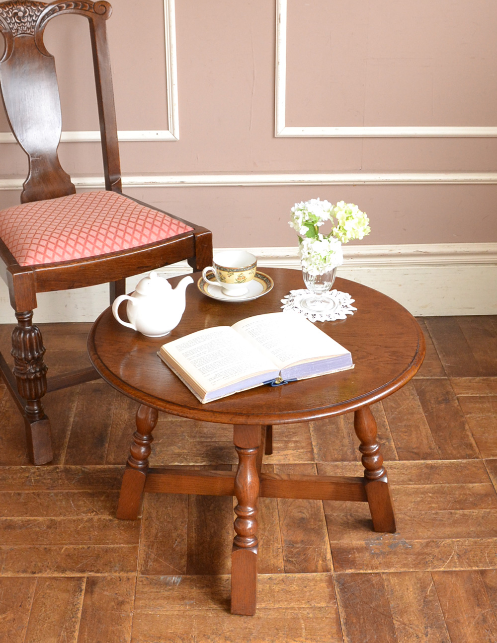 英国スタイルのアンティーク家具、脚の彫りがキレイなオケージョナルテーブル (j-1733-f)