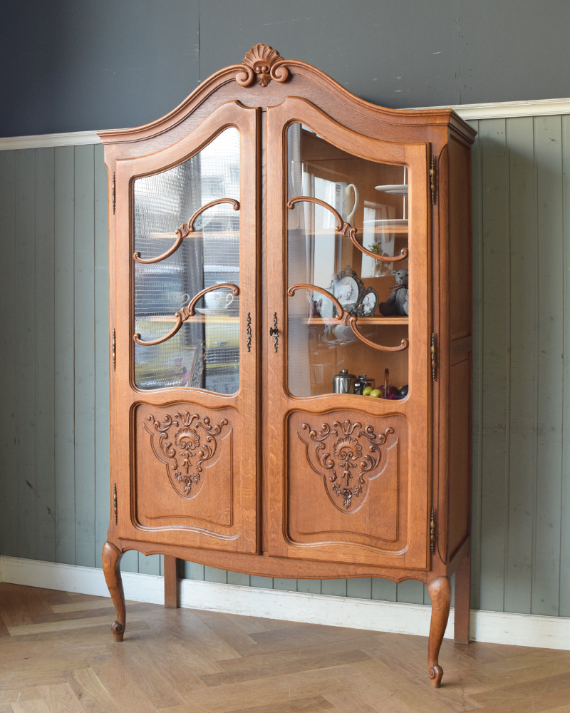 フランスから到着したアンティーク家具、繊細な彫りが美しいガラスキャビネット（食器棚） (j-1758-f)