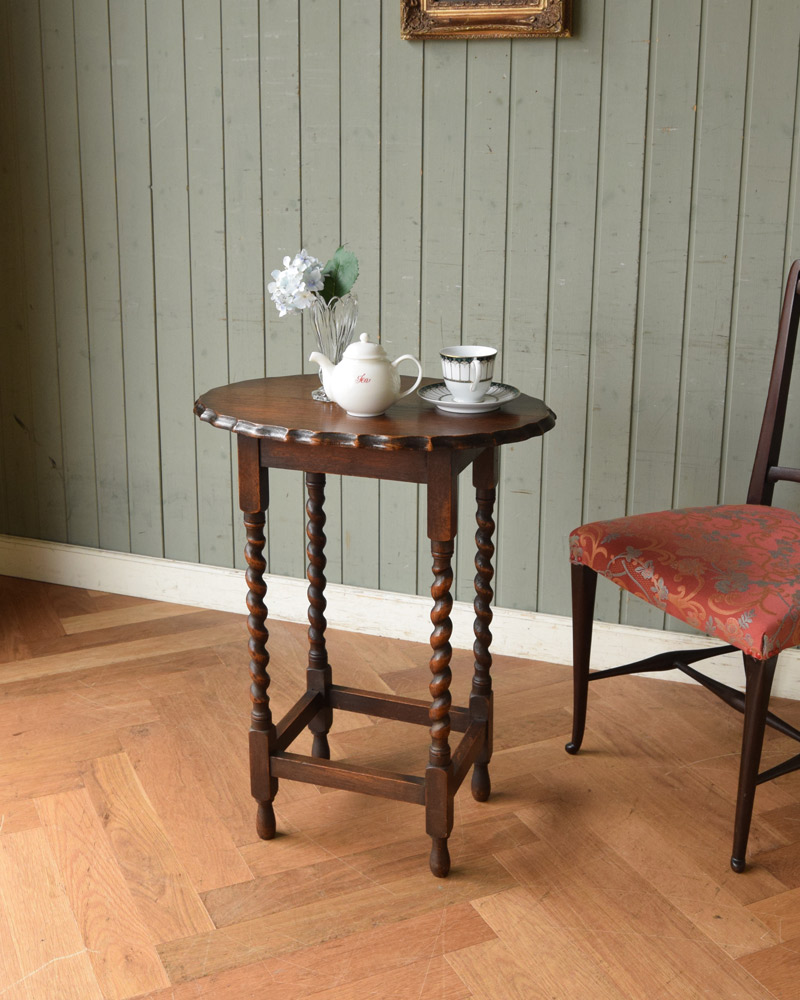 ティーテーブルにもなる美しいアンティークの英国家具、ツイスト脚のオケージョナルテーブル  (j-1805-f)