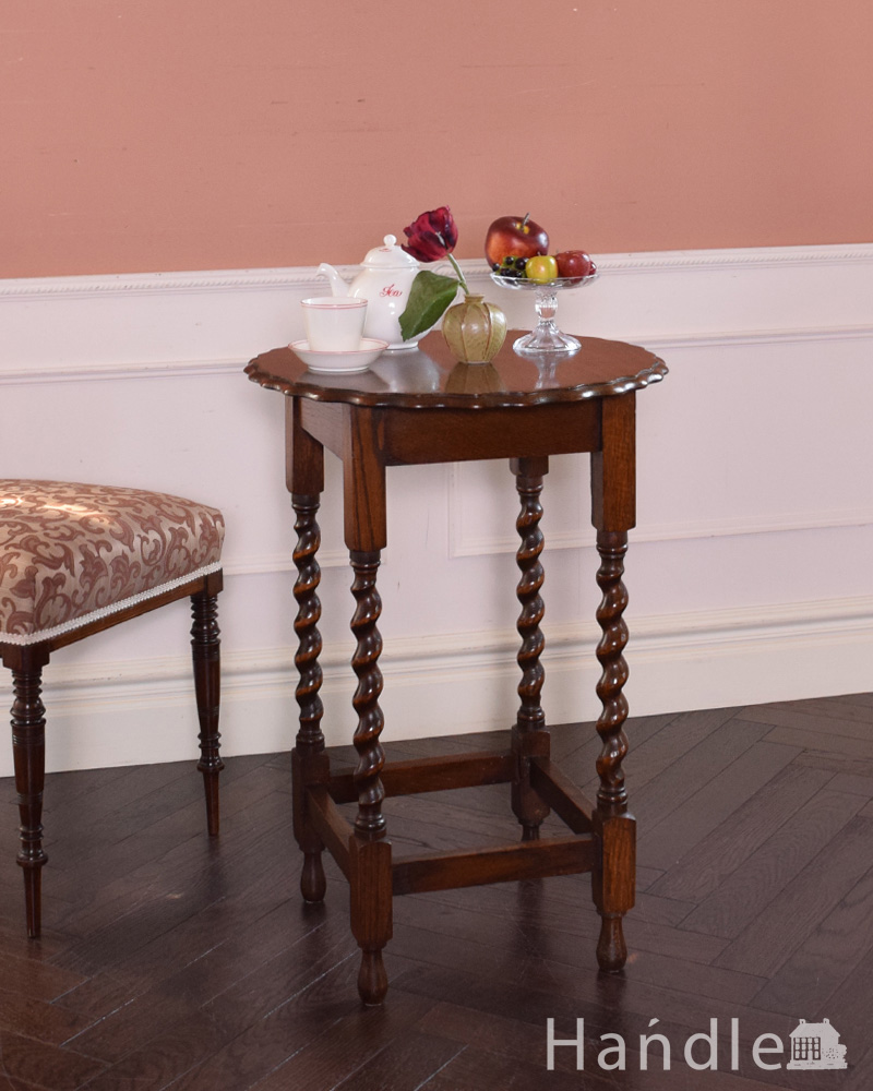 ティーテーブルにもなる美しいアンティークの英国家具、ツイスト脚のオケージョナルテーブル (j-1806-f)