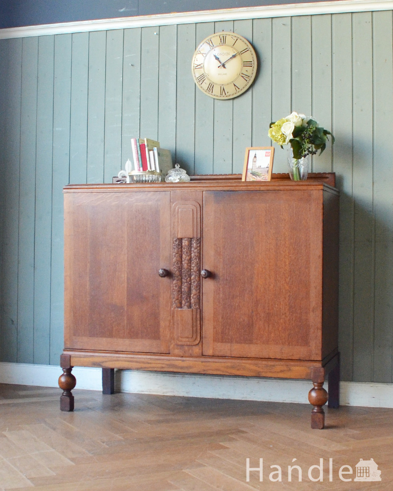 英国輸入のアンティーク家具、お花の彫刻が華やかなオーク材のサイドボード (j-1925-f)