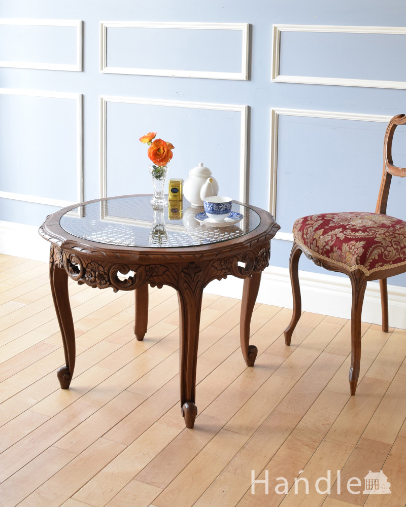 フランス輸入の編み目が美しいガラス天板、彫刻が美しいアンティークのコーヒーテーブル (j-1951-f)