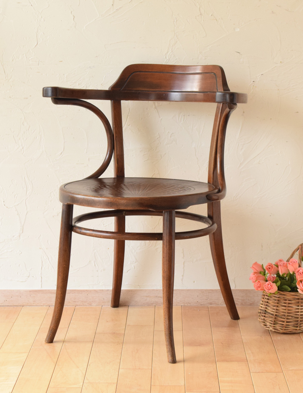 カフェでも使われているアンティーク英国の椅子、アーム付きのベントウッドアームチェア (k-1068-c)