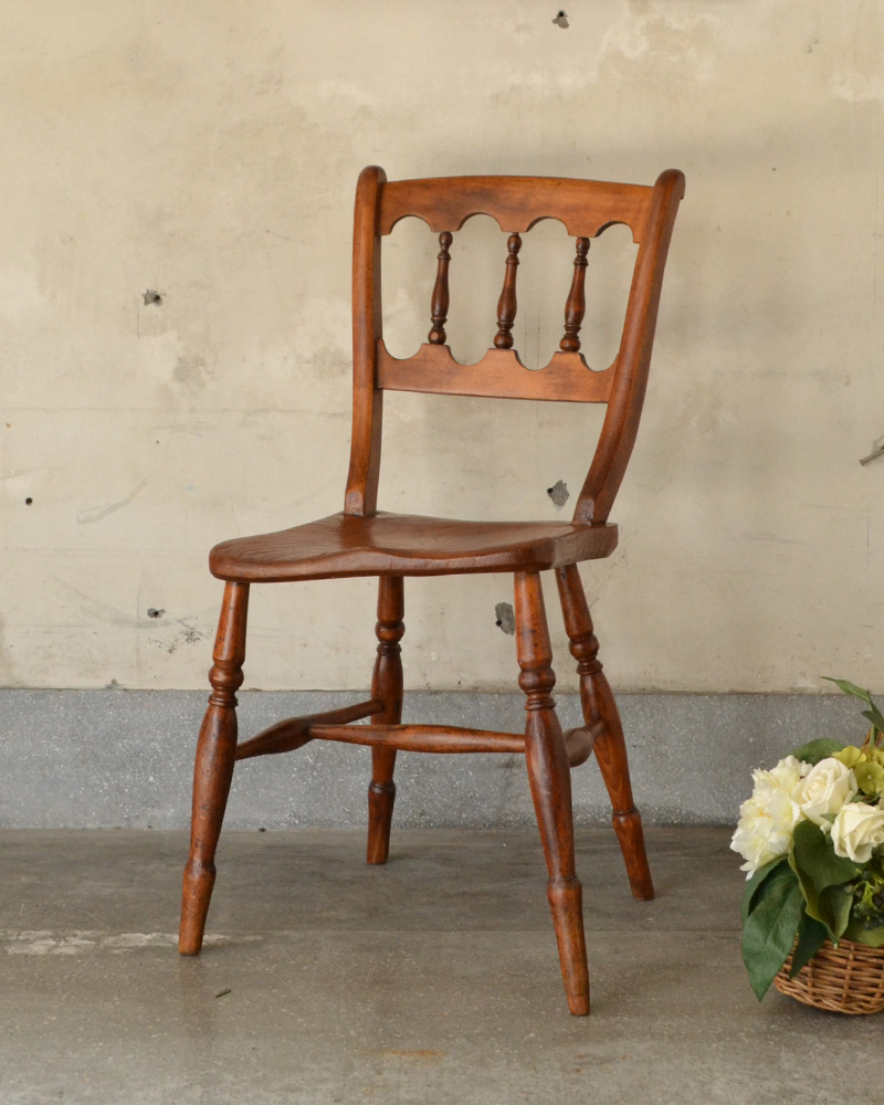 カントリースタイルに似合うアンティークの椅子、背もたれのデザインがお洒落なキッチンチェア (k-1119-c)