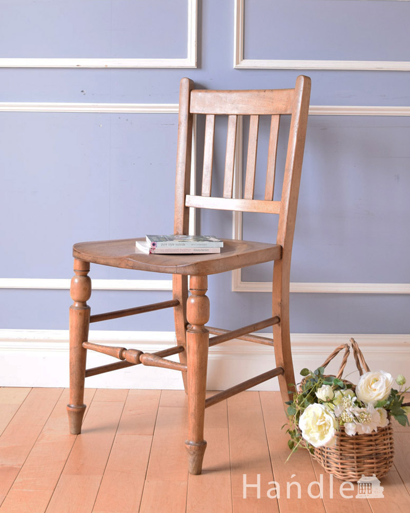 ナチュラルで使いやすいアンティークの椅子、脚の彫がとっても可愛いキッチンチェア (k-1121-c)