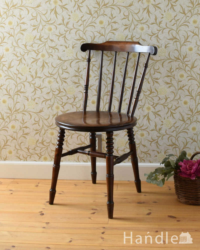 英国輸入のアンティーク椅子、丸い座面の可愛いキッチンチェア (k-1292-c)