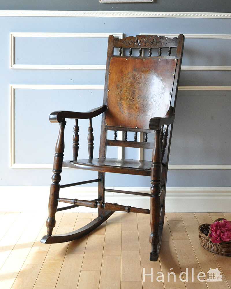 英国で出会ったアンティーク椅子、背もたれも座面も美しい木製のロッキングチェア  (k-1334-c)