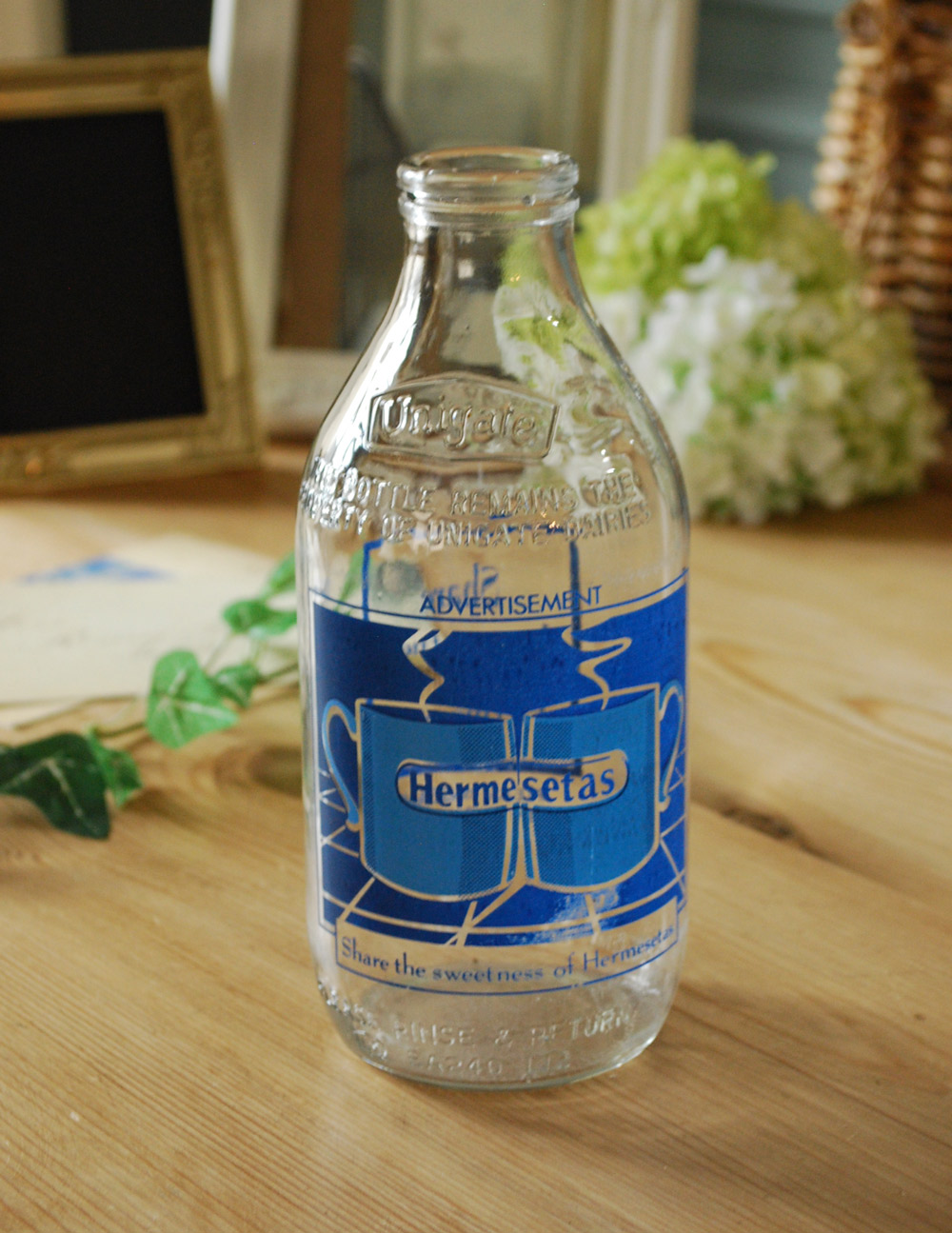 イラスト入りで可愛いイギリスの牛乳ビン、アンティークガラスボトル（Hermesetas） (k-1357-z)