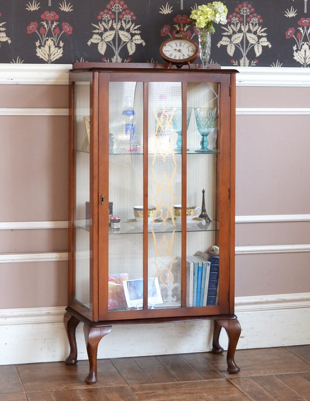英国アンティーク家具のショーケース、コンパクトなガラスキャビネット（飾り棚） (k-1413-f)