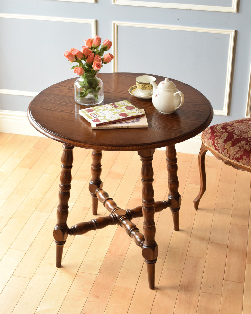 英国らしいアンティーク家具、脚装飾が美しい木製スモールテーブル（パブテーブル） (k-1481-f)