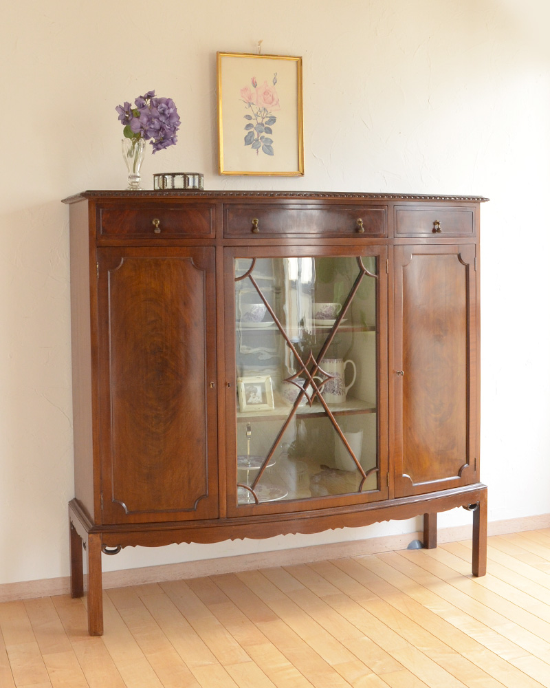 英国デザインのアンティーク家具、装飾が美しいガラス戸付きのブックケース（本棚） (k-1498-f)