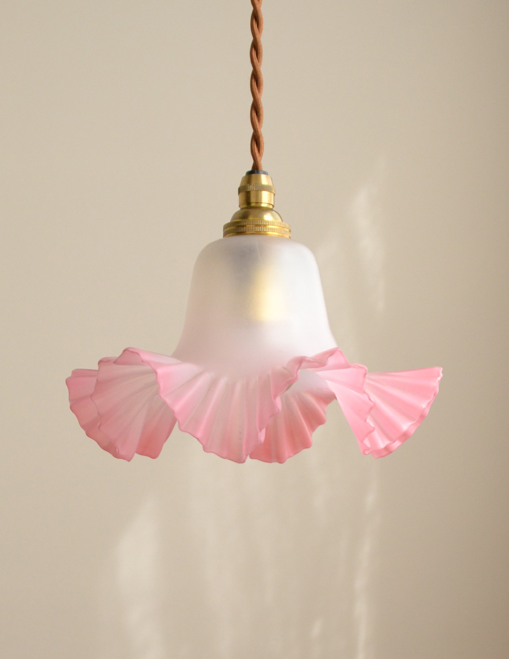 ピンクのフリルがフェミニンなアンティーク天井付け照明（ペンダントライト）（コード・丸球付き） (k-1593-z)