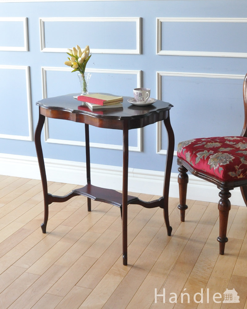 アンティークのマホガニー材を使った英国家具、脚の曲線美が優雅なオケージョナルテーブル  (k-1617-f)