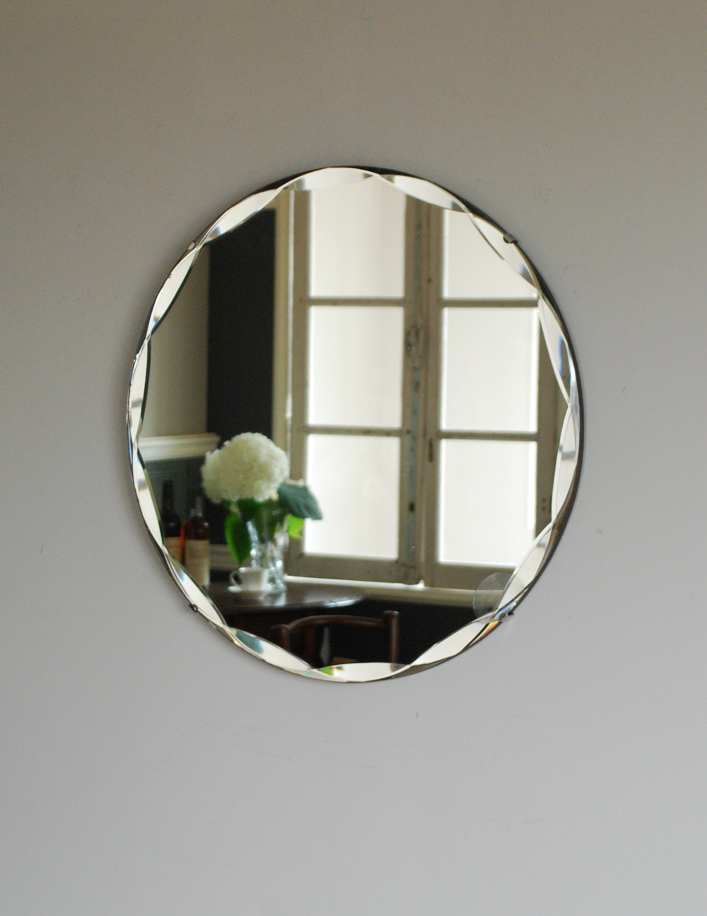 丸い形のキレイなアンティークミラー、縁どりのカッティングが綺麗な鏡 (k-1657-z)