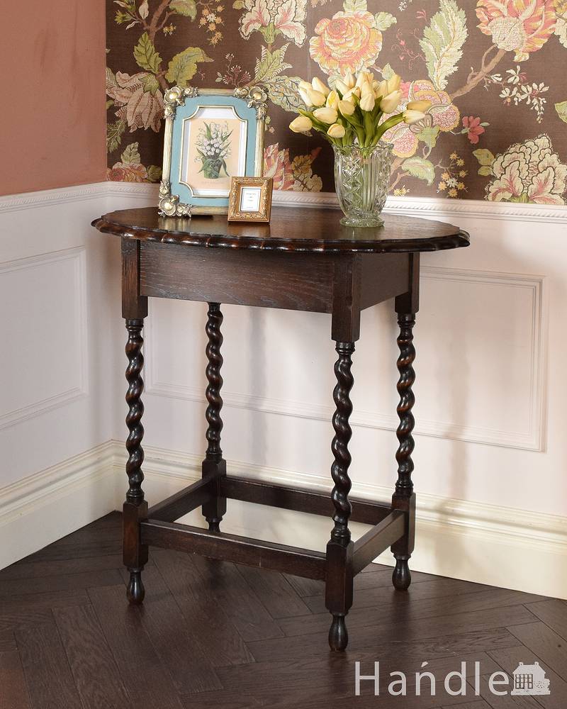 英国輸入のアンティーク家具、天板も脚も美しいオケージョナルテーブル（簡易テーブル） (k-1689-f)