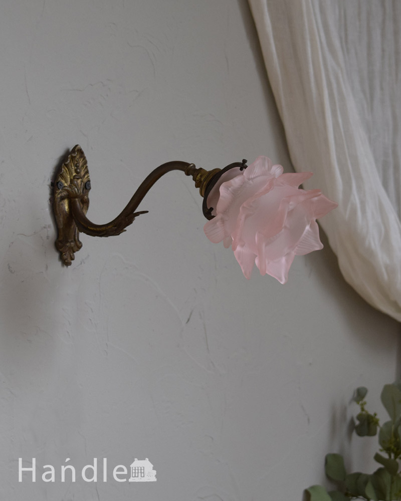フランスのアンティーク壁付け照明、ピンクのお花のシェードが可愛いウォールランプ（1灯）（Ｅ17シャンデリア球付） (k-1750-z)