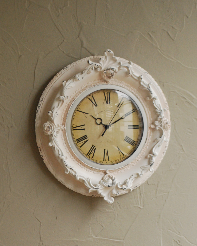 イギリスから届いたホワイトのローズのアンティーク風ウォールクロック、壁掛け時計（new） (k-1755-z)