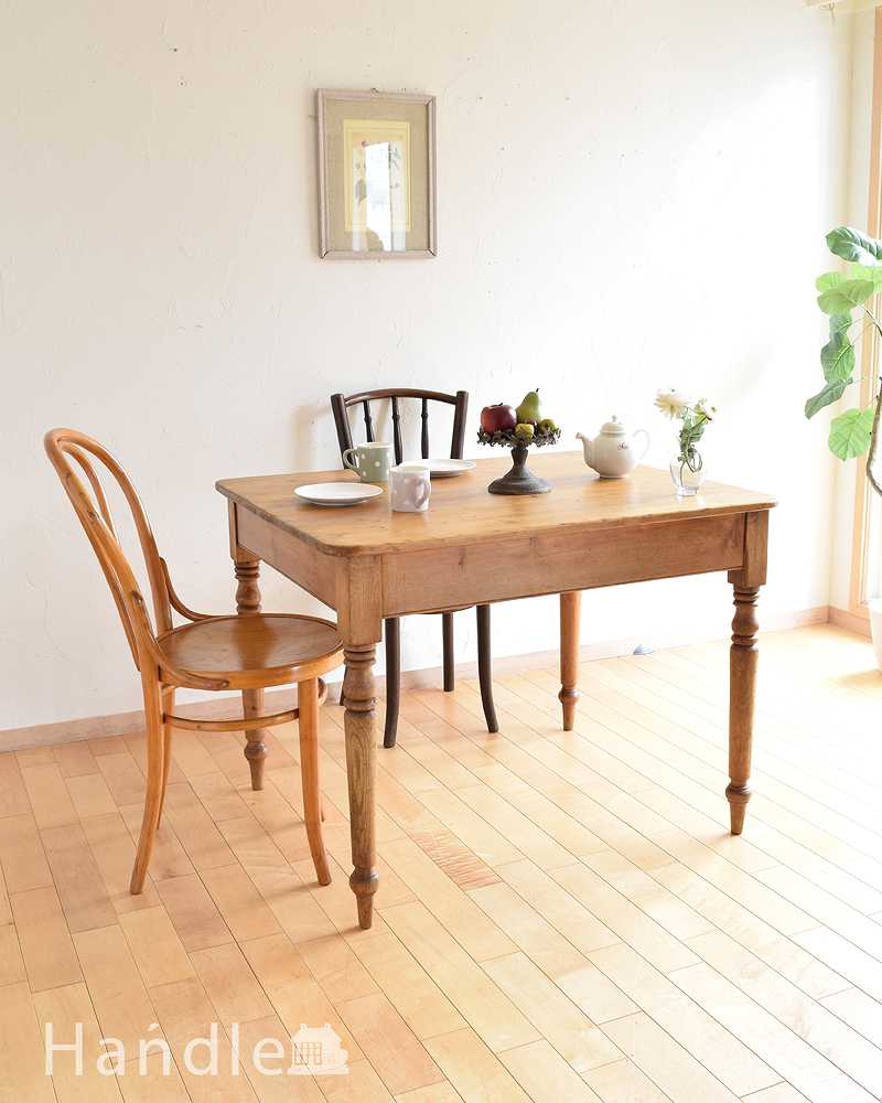 イギリスのナチュラルなアンティーク家具、２人掛けのパイン材ダイニングテーブル (k-1794-f)