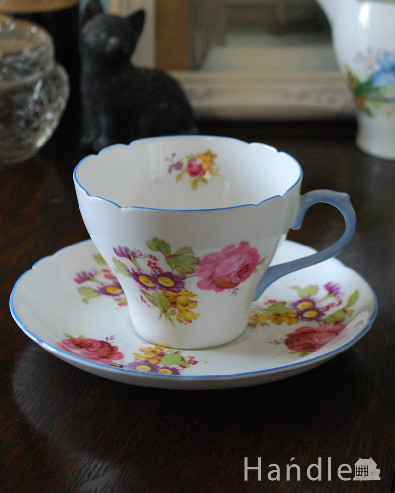 華やかなお花×パステルブルーの持ち手が可愛い、Shelleyのアンティークカップ＆ソーサー (k-2084-z)