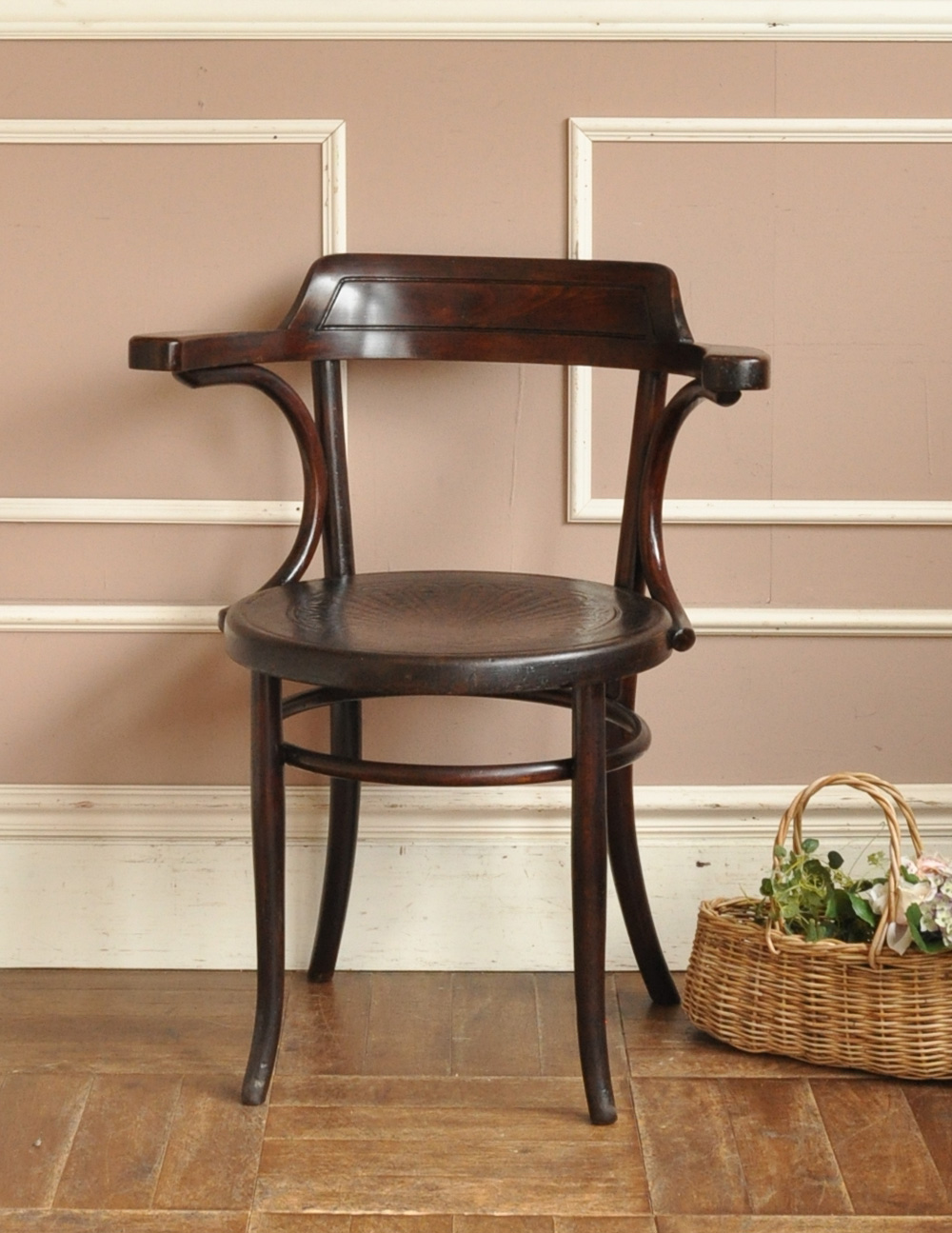 カフェでも使われているアンティークの椅子、ベントウッドアームチェア (k-885-c)