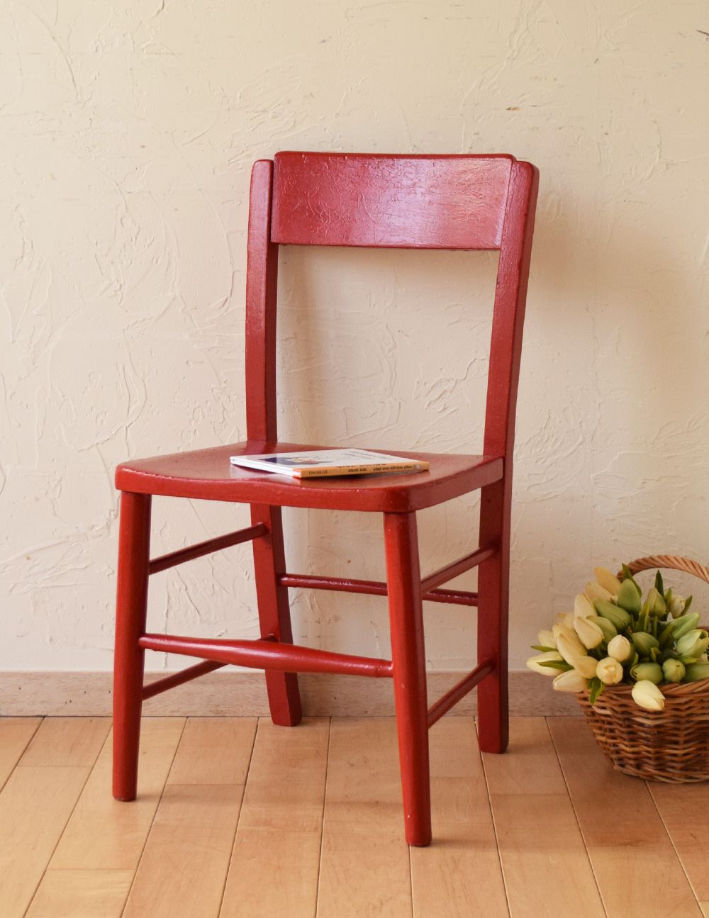 イギリスで見つけたアンティーク椅子、赤い色のチャイルドチェア (k-945-c)