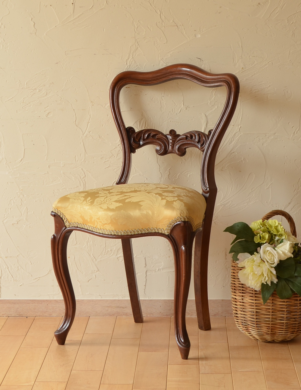 華のあるイギリスの椅子、アンティークバルーンバックチェア  (k-985-c)