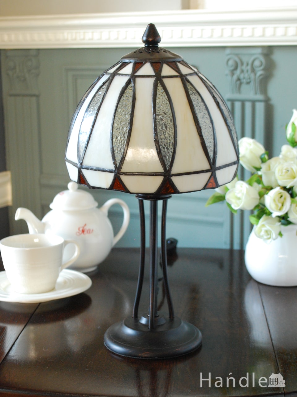 アンティーク調のおしゃれな照明、丸いドーム形のステンドグラス風のテーブルランプ(E17電球付き) (tl-0105)