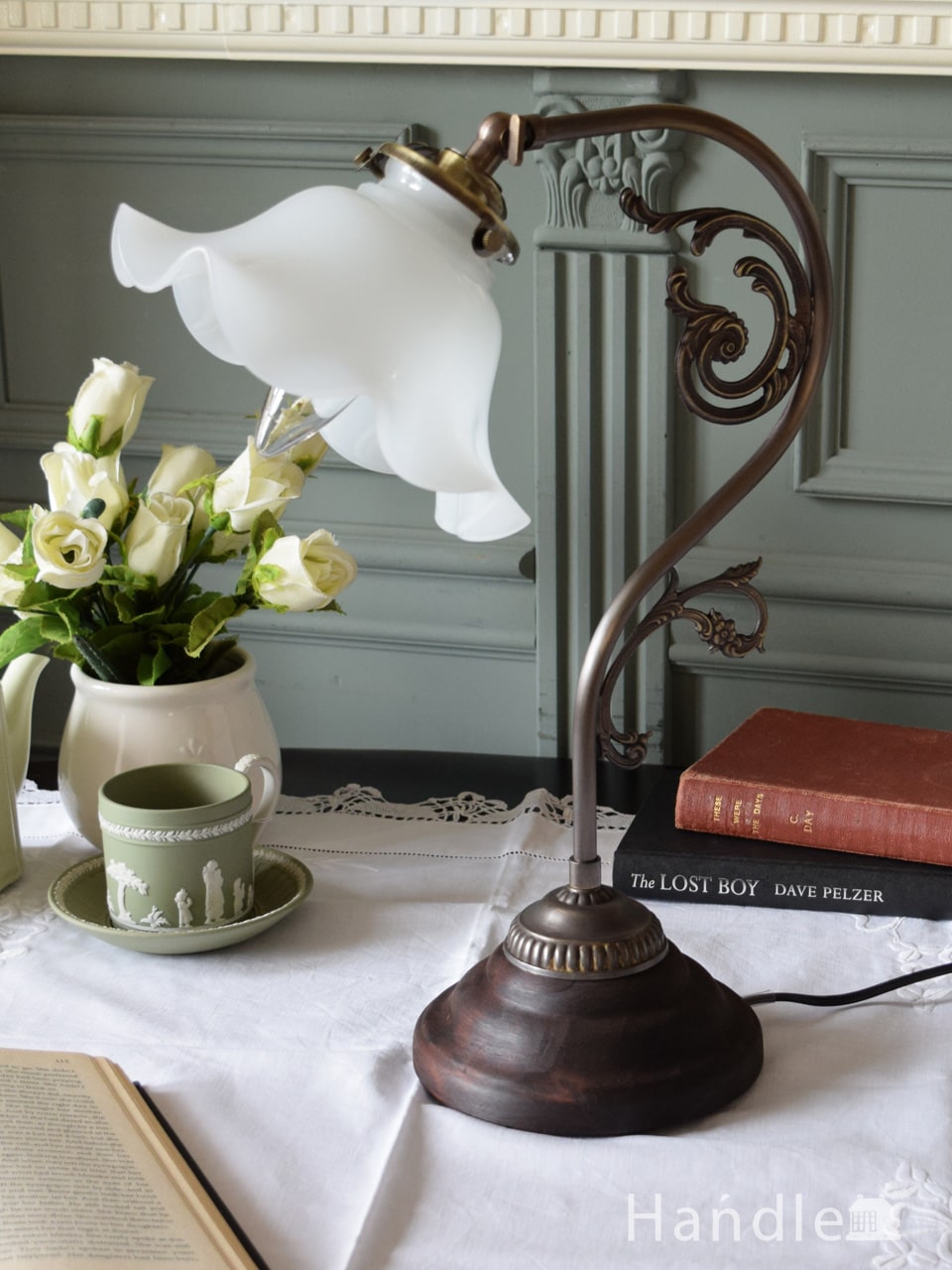 白いお花のガラスシェードがおしゃれなアンティーク風のテーブルランプ(電球なし・アンティーク色) (n24-003)