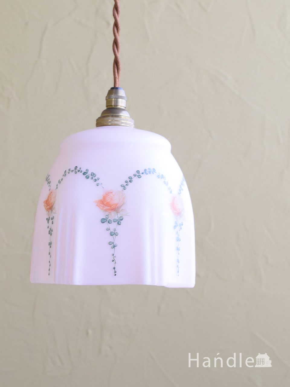 アンティークのガラスシェードのペンダントライト、繊細なバラのガーランド模様がおしゃれな照明（コード・シャンデリア電球・ギャラリーなし）  (k-5435-z)