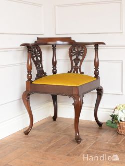 英国のアンティークの椅子、透かし彫りが美しいマホガニー材のコーナーチェア