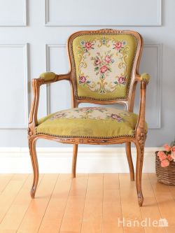 アンティークチェア・椅子  フランスのおしゃれなアンティークチェア、プチポワンの刺繍が美しいアームチェア