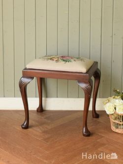 アンティークチェア・椅子  イギリスのアンティークチェア、プチポワンの刺繍の座面の美しいスツール