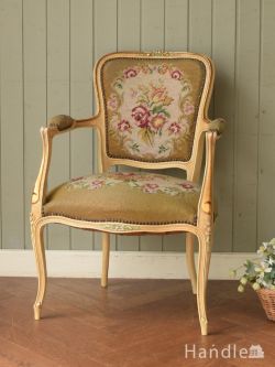 アンティークチェア・椅子  マリーアントワネットが愛したフランス生まれの椅子、サロンセットになるプチポワンアームチェア