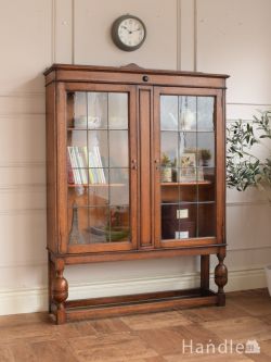 アンティーク家具  イギリスのアンティークキャビネットの本棚、ステンドグラス入り扉の美しいブックケース