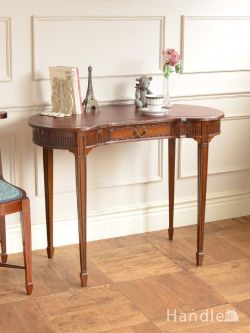 アンティーク家具  アンティークのサイドテーブル、テーバードレッグが美しいキドニー型のテーブル