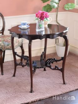 アンティーク家具  英国アンティークの優雅なテーブル、足の装飾が美しい丸いオケージョナルテーブル