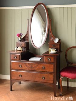アンティーク家具  英国のアンティークドレッサー、オーバルの形の鏡、見鏡が美しいドレッシングチェスト