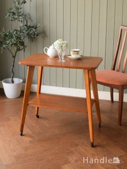 アンティーク家具  北欧スタイルのヴィンテージテーブル、キャスターが付いた便利なサイドテーブル