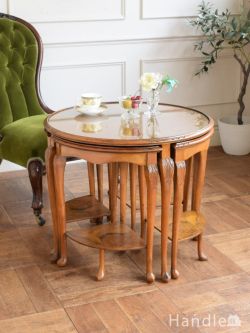 アンティーク家具  英国アンティークのテーブル、5台がセットになったウォールナット材のネストテーブル