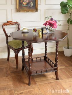 アンティーク家具  高級感のある英国アンティークのテーブル、美しいマホガニー材のサイドテーブル