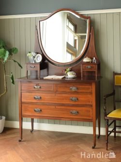 アンティーク家具  英国から届いた盾形鏡のおしゃれな鏡台、アンティークのドレッシングチェスト