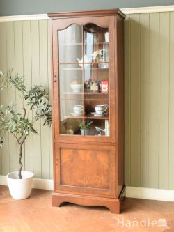 アンティーク家具  上品な英国アンティークのガラスキャビネット、スリムな1枚扉付き本棚