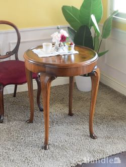 アンティーク家具  英国アンティークのオケージョナルテーブル、ウォールナットの木目が美しいサイドテーブル