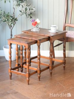 アンティーク家具  アンティークのネストテーブル、脚のデザインがおしゃれなフランスのテーブル