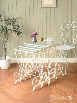 アンティーク家具  フランスの白いアンティークテーブル、アイアン脚が美しいガラス天板のネストテーブル