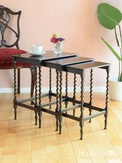 アンティーク家具  英国アンティークのおしゃれなテーブル、ツイスト足が美しい３台セットのネストテーブル
