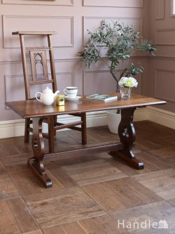 アンティーク家具  アンティークのコーヒーテーブル、三つ葉のマークが可愛い英国で見つけたローテーブル