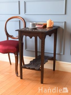アンティーク家具  英国で見つけたおしゃれなアンティークのテーブル、お花の彫刻が華やかなサイドテーブル